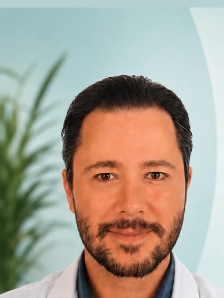 Dr. Gustavo Almodin, médico clínico geral e psicólogo da Clínica Oliveira